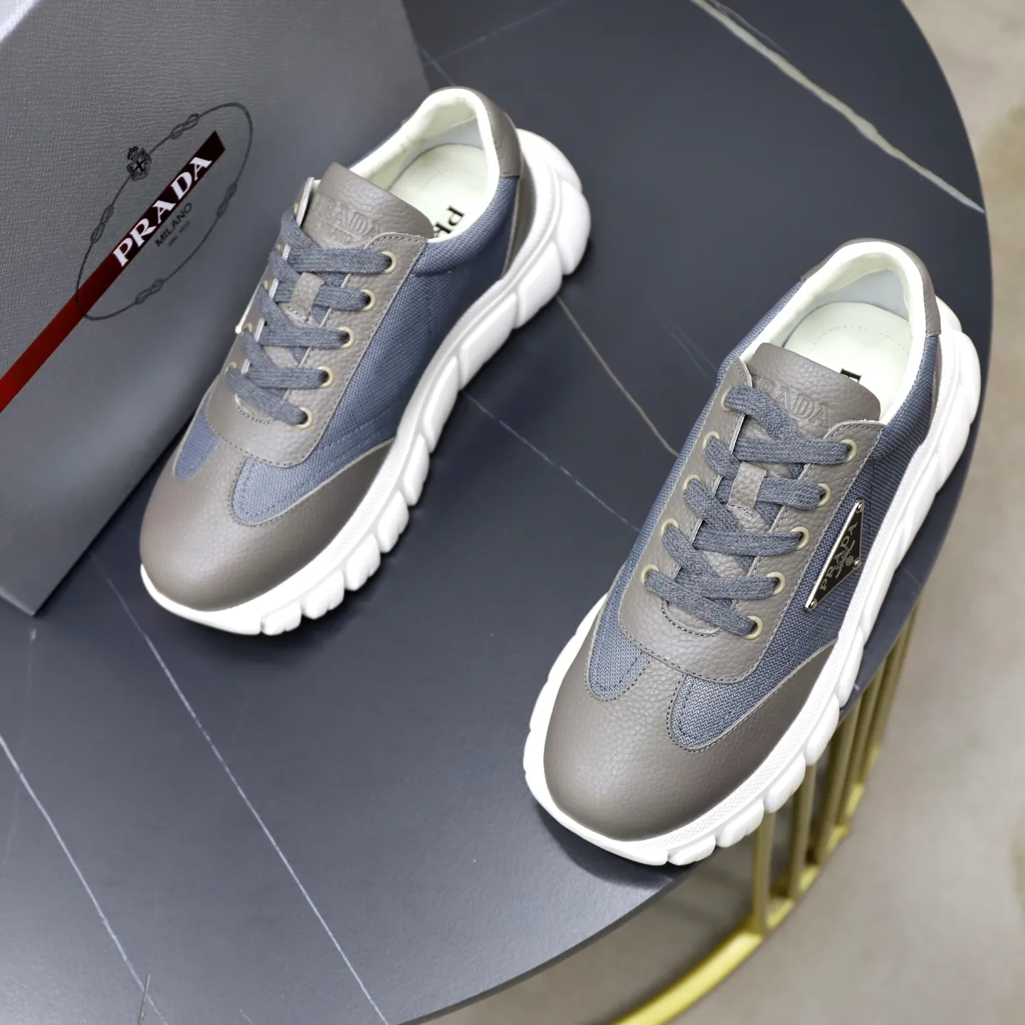 Factory price: 720💰Top original order Brand: PRADA (Prada) Standard code: Men's size 38/44 (45 can be customized) Grade: Same as the official website Material: Original cowhide stitching, cowhide lining, original combination two-color wear-resistant soft outsole Style category: casual sports version, young fashion, European and American trend, British style Color: actual picture color
